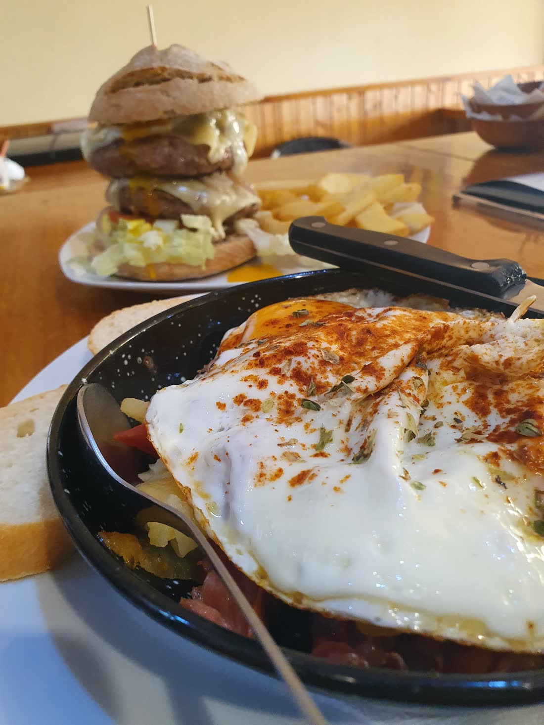 Huevos rotos con patata