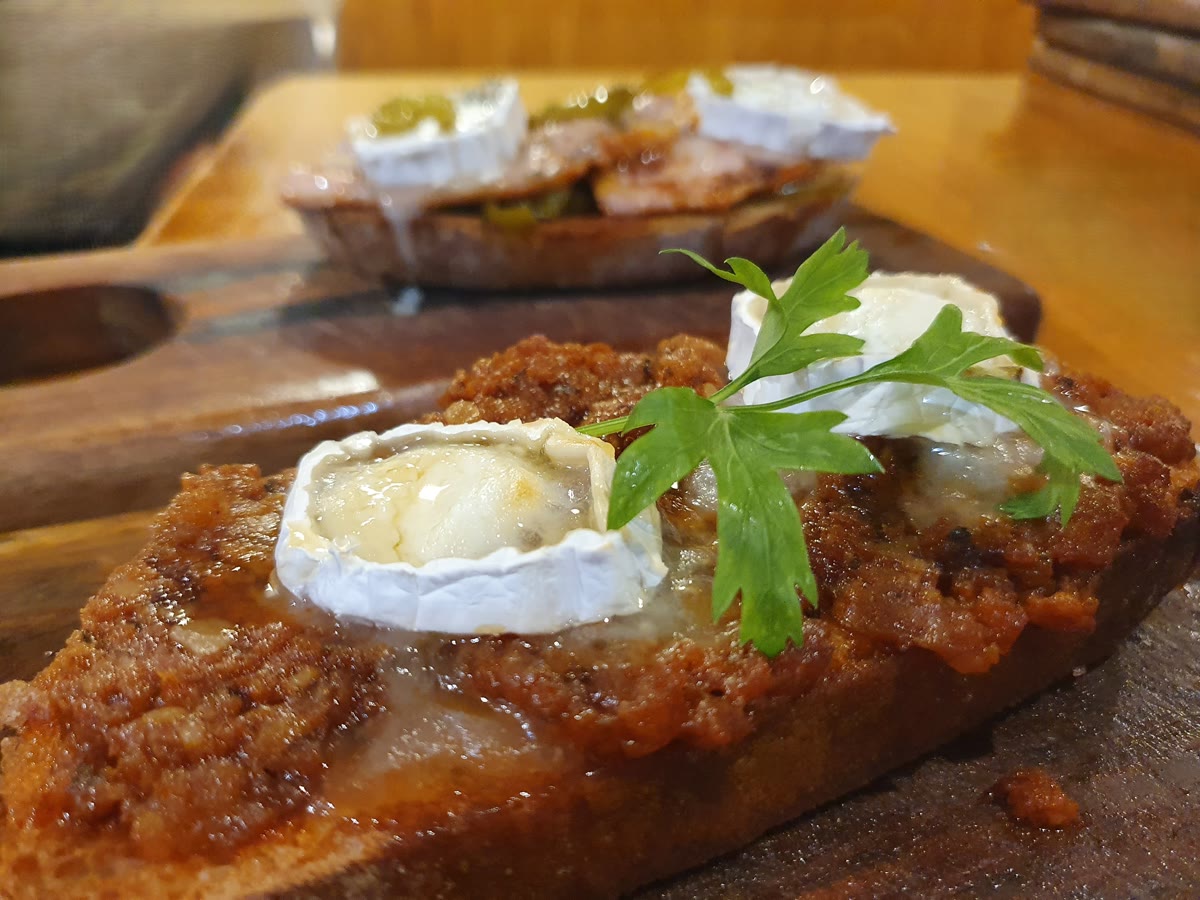 Tosta patatera con queso de cabra de La Tapería Cocina de Ana